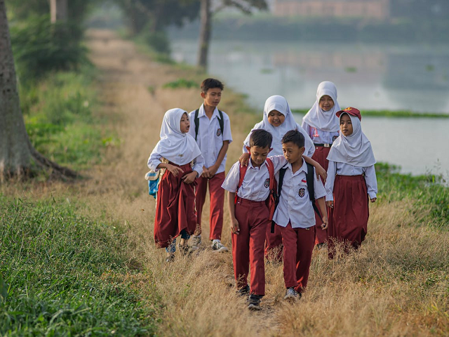 Ilustrasi bagaimana menerapkan pembelajaran sosial emosional dengan metode experiential learning. Sumber: pexels.com/UjangubedHidayat.