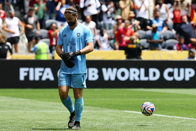 Penjaga gawang Auckland City Conor Tracey saat melawan Bayern Muenchen pada pertandingan Grup C Piala Dunia Antar Klub di TQL Stadium, Cincinnati, Ohio, Amerika Serikat, Minggu (15/6/2025). Foto: Kai Pfaffenbach/REUTERS