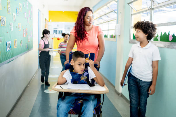 diakses melalui https://www.istockphoto.com/id/foto/guru-dan-siswa-berjalan-di-koridor-di-sekolah-termasuk-orang-dengan-kebutuhan-khusus-gm1367329364-437617377