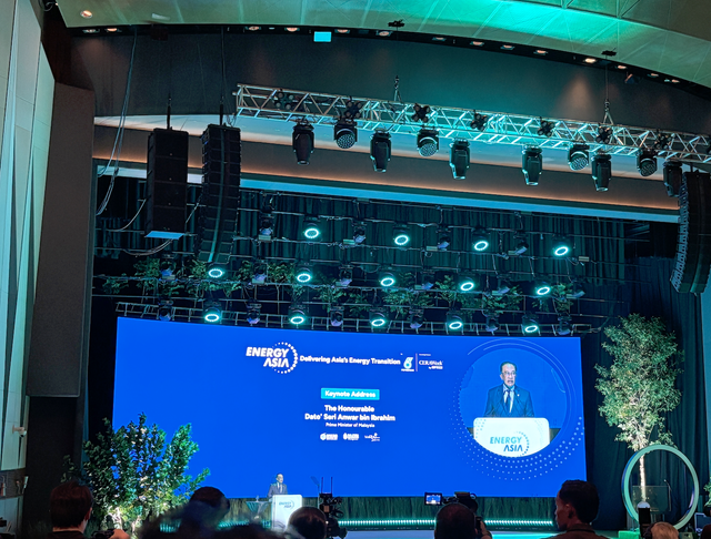 Perdana Menteri Malaysia Anwar Ibrahim di Energy Asia 2025, di Kuala Lumpur Convention Center, Malaysia, Senin (16/6/2025). Foto: kumparan/Ema Fitriyani