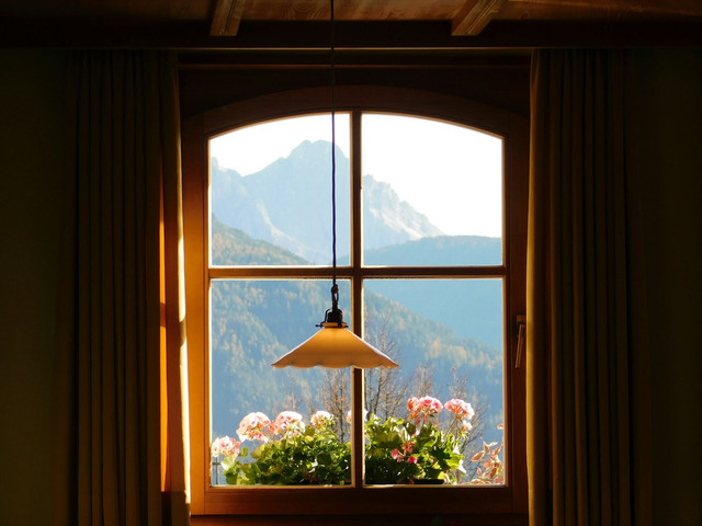 Ilustrasi Feng Shui Jendela Kamar Tidur. Unsplash.com/Gabriel Tenan