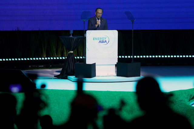 Perdana Menteri Malaysia Anwar Ibrahim menjadi pembicara Konferensi Energy Asia di Kuala Lumpur Convention Centre, Malaysia, Senin (16/6/2025). Foto: Edgar Su/REUTERS