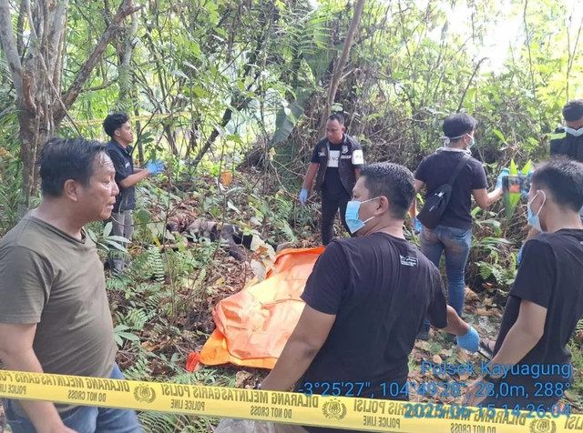 Polsek Kayu Agung saat mengevakuasi jasad perempuan. Foto : Polsek Kayu Agung