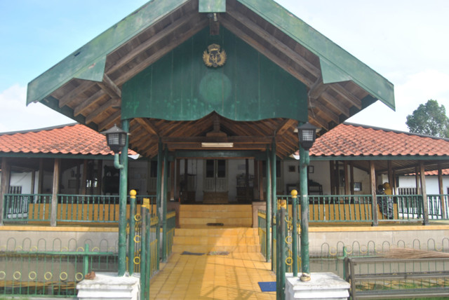 Bagian depan masjid. Kredit foto: Ahsana Matsway Benta Khot