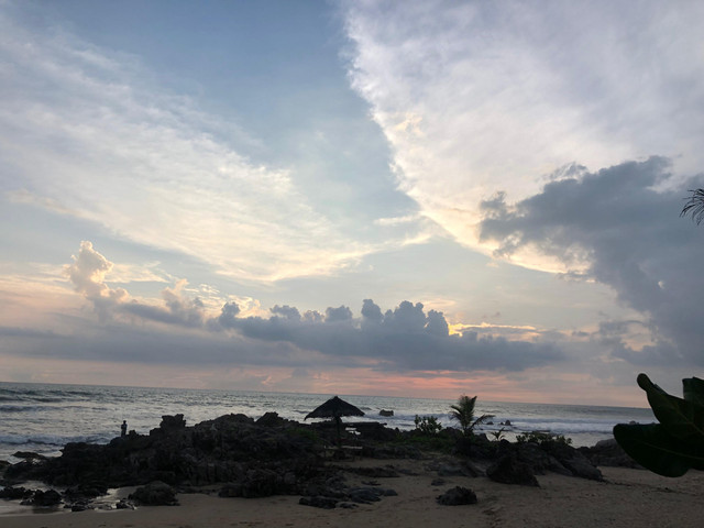 Koleksi Pribadi: Suasana sore hari di tepi pantai.