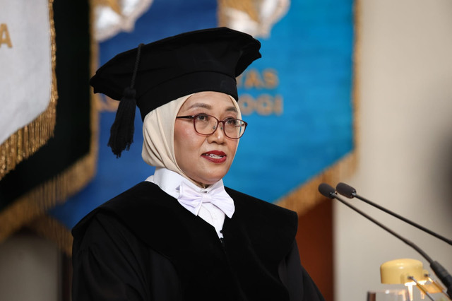 Dosen Antropologi FIB UGM Prof. Dr. Atik Triratnawati, M.A. dalam pidato pengukuhannya sebagai Guru Besar dalam Bidang Antropologi Kesehatan. Foto: UGM