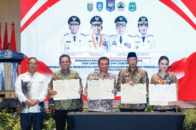 Gubernur Lampung, Rahmat Mirzani Djausal saat melakukan penandatanganan Nota Kesepahaman bersama tiga provinsi lainnya Kepulauan Riau, Jawa Tengah, dan Maluku Utara, di Hotel Marriott Harbour Bay, Kota Batam | Foto : Ist