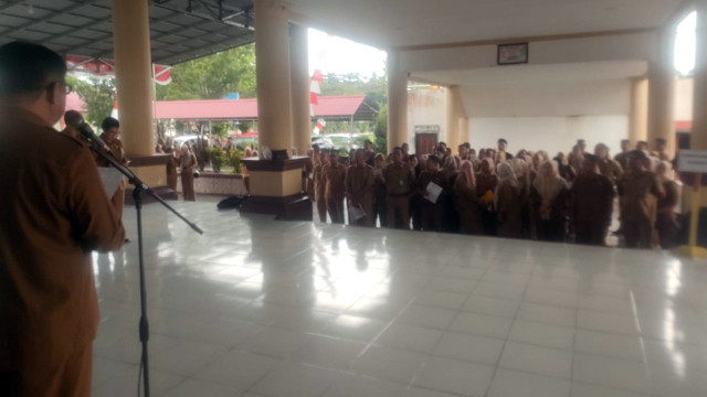 Suasana apel pagi ASN di lingkungan Pemkab Bolmong yang dipimpin Sekda Kabupaten Bolmong, Abdullah Mokoginta.