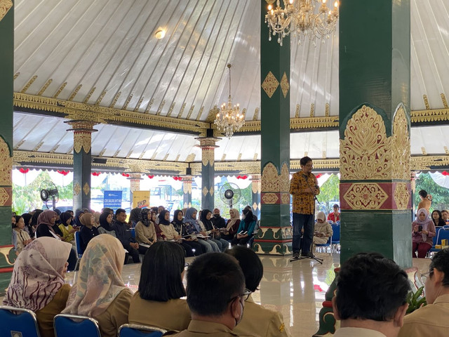 Penyerahan JHT kepada 989 karyawan PT Mataram Tunggal Garment yang terdampak PHK setelah pabriknya mengalami kebakaran. Foto: Pandangan Jogja/Resti D