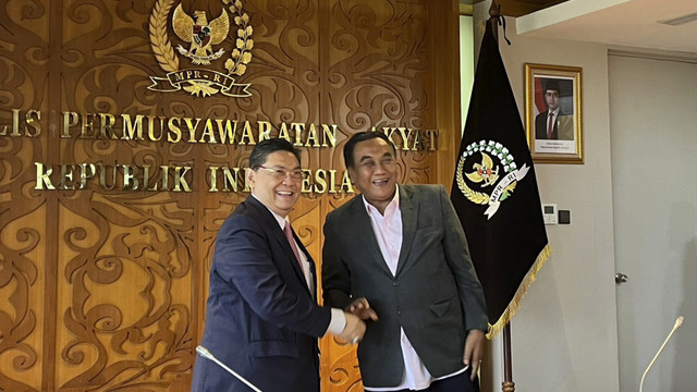 Ketua Komisi I Utut Adianto dan Wakil Ketua MPR RI Bambang Wuryanto (Pacul) di Kompleks Parlemen, Senayan, Senin (16/6/2025). Foto: Haya Syahira/kumparan