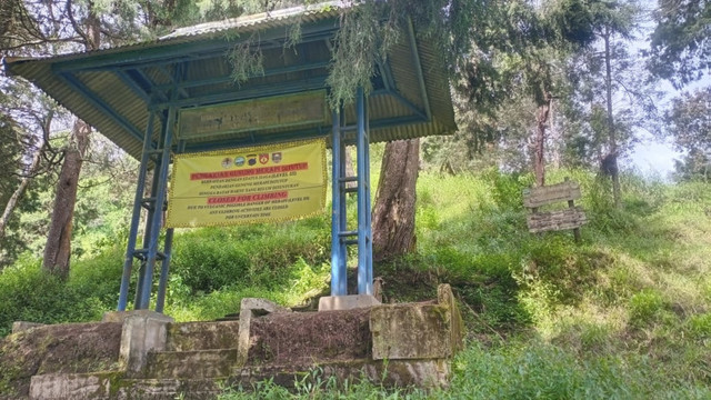 Tim Balai TN Gunung Merapi memasang informasi larangan pendakian pada lokasi-lokasi yang menjadi titik masuk jalur pendakiai Gunung Merapi. Foto: Balai Taman Nasional Gunung Merapi