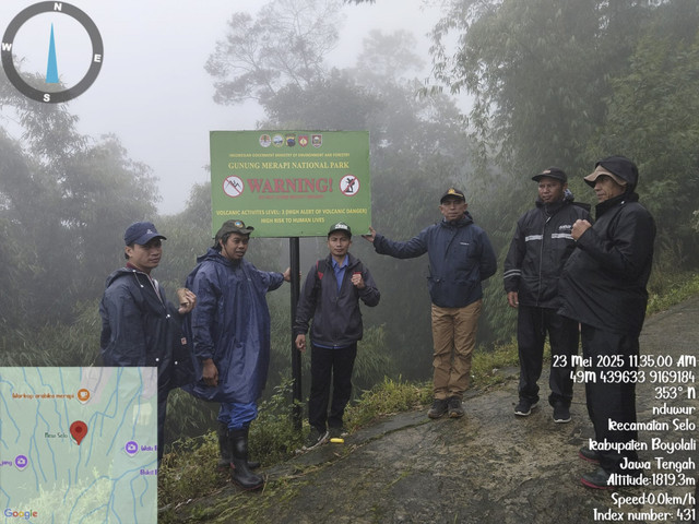 Tim Balai TN Gunung Merapi memasang informasi larangan pendakian pada lokasi-lokasi yang menjadi titik masuk jalur pendakiai Gunung Merapi. Foto: Balai Taman Nasional Gunung Merapi