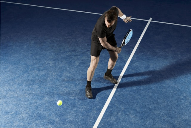 Ilustrasi Outfit Padel Pria. Sumber: Unsplash/Vincenzo Morelli