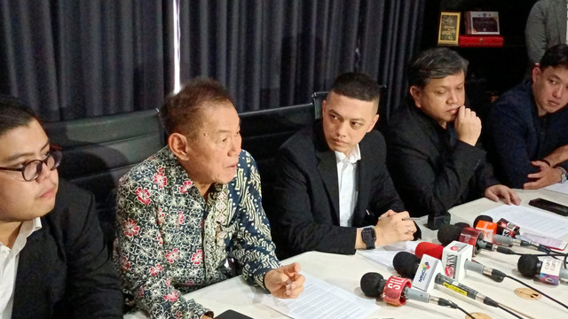 Konferensi pers kuasa hukum Lesti Kejora, Sadrakh Seskoadi di Kawasan Jakarta Barat. Foto: Aprilandika Pratama/kumparan