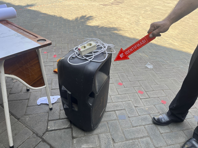 Seorang siswa kelas 2 SMPN 3 Pasuruan berinisial MFA tewas usai tersengat listrik kabel mikrofon di sekolahnya Jalan RA Kartini No.9 Bangilan, Kecamatan Panggungrejo, Kota Pasuruan, Senin (16/6/2025). Foto: Dok. Polres Pasuruan Kota