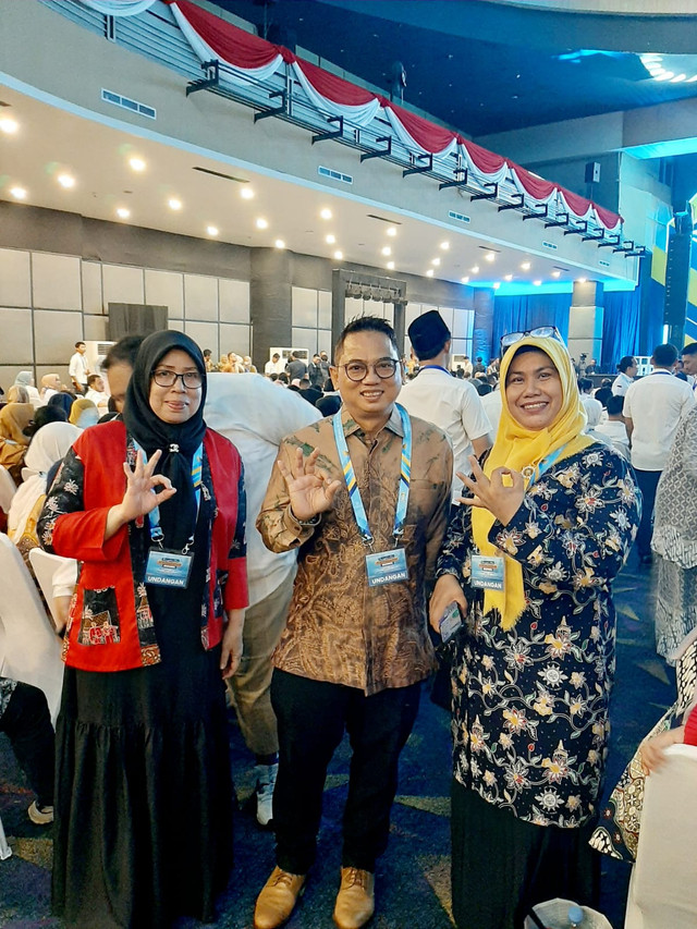 Foto : Iim Rusyamsi, Ketua Umum OK OCE (Tengah) Berfoto bersama Anggota OK OCE