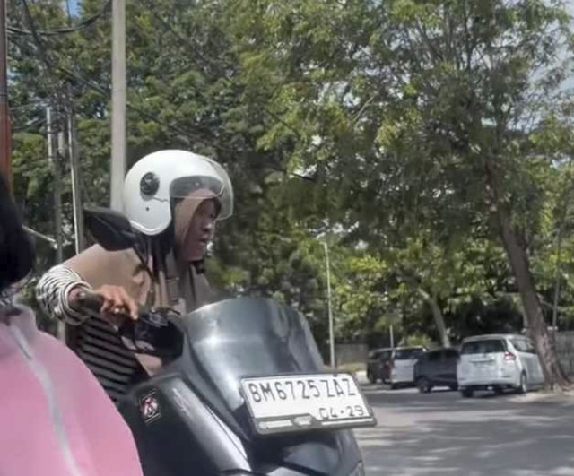 Momen ibu di Pekanbaru menurunkan 2 anaknya untuk mengemis. Foto: Instagram/ @_wannurhaliza