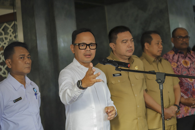 Wamendagri, Bima Arya, berbicara kepada wartawan terkait empat pulau yang menjadi sengketa antara Provinsi Aceh dan Sumatra Utara di Kantor Kemendagri, Jakarta, Senin (16/6/2025). Foto: Jamal Ramadhan/kumparan