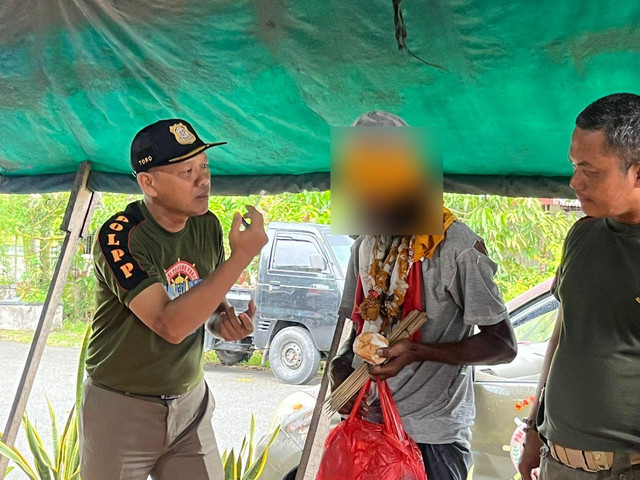 Satpol PP dan Dinas Sosial Kota Pontianak mengevakuasi ODGJ di Jalan Rajawali. Foto: Dok. Satpol PP Pontianak
