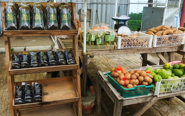 Teh yang banyak dijajakan di sekitar areal wisata karanganyar (dok foto @pitutsaputra)