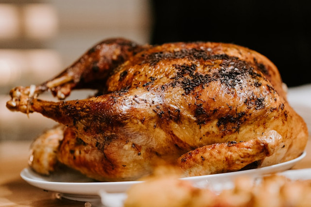 ILustrasi tips menyimpan ayam ungkep di kulkas. Foto : Unsplash/ Claudio Schwarz