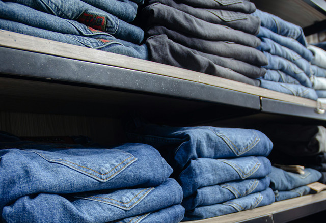 Ilustrasi rekomendasi celana jeans pria lokal - Sumber: unsplash.com/@alpha_photographer