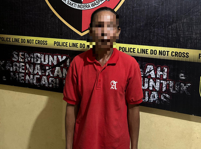 Ayah angkat yang sayat kaki anaknya saat ditahan di Mapolres Mempawah. Foto: Dok. Polres Mempawah