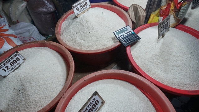  Ilustrasi sembako yang disubsidi pemerintah. Foto: Fanny Kusumawardhani/kumparan