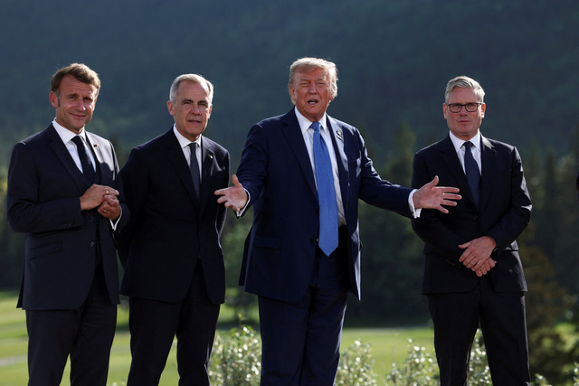 Presiden Prancis Emmanuel Macron, PM Kanada Mark Carney, Presiden AS Donald Trump dan PM Inggris Keir Starmer di KTT G7 di Kananaskis, Alberta, Kanada, Senin (16/6/2025). Foto: Kevin Lamarque/REUTERS