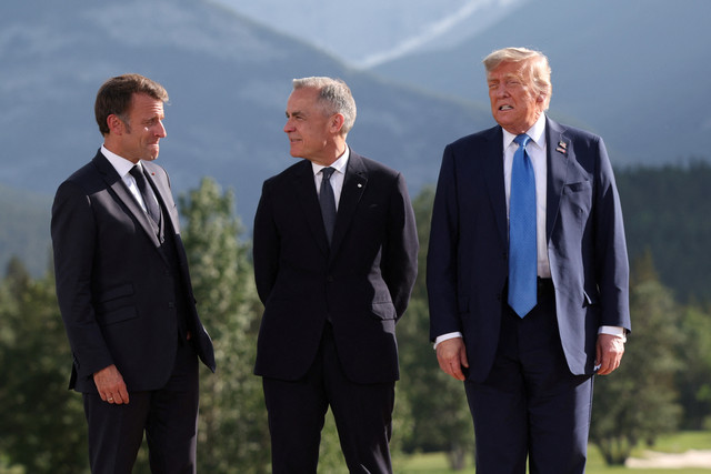 Presiden Prancis Emmanuel Macron, PM Kanada Mark Carney dan Presiden AS Donald Trump di KTT G7 di Kananaskis, Alberta, Kanada, Senin (16/6/2025). Foto: Kevin Lamarque/REUTERS