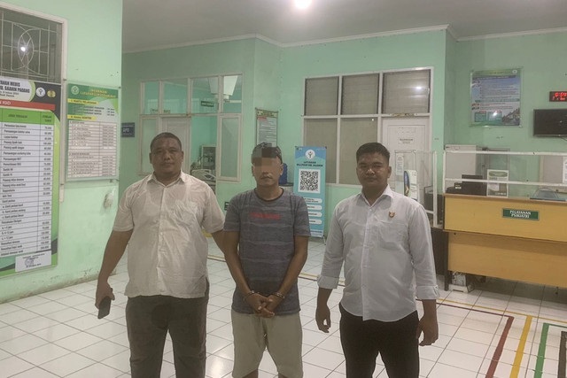 Tersangka pembunuhan dan mutilasi, Bobi Suhendra (tengah) saat dibawa ke RS Jiwa. Foto: Polres Pesisir Selatan