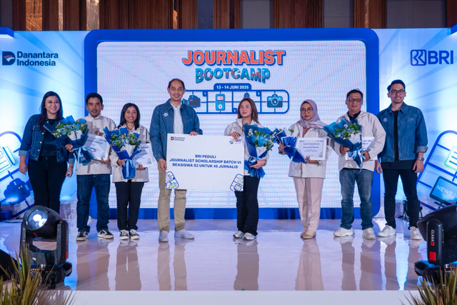 Corporate Secretary BRI Agustya Hendy Bernadi (keempat dari kiri) saat menyerahkan beasiswa S2 untuk 45 junalis pada inagurasi Journalist Bootcamp di Bogor, Jawa Barat. Foto: Dok. BRI