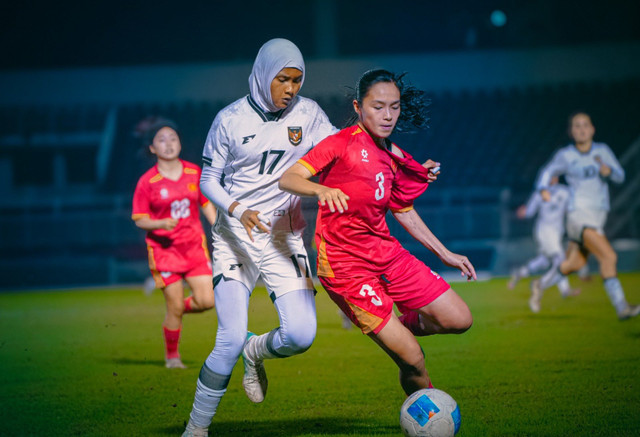 Aksi Timnas Wanita Indonesia U-19 saat menghadapi Vietnam di semifinal ASEAN U-19 Women's Championship 2025, Senin (16/6). Foto: Instagram @erickthohir