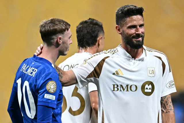 Pemain Chelsea Cole Palmer dan pemain Los Angeles FC Olivier Giroud pada pertandingan Grup D Piala Dunia Antarklub 2025 di Mercedes-Benz Stadium, Atlanta, Amerika Serikat, Senin (16/6/2025). Foto: Paul ELLIS / AFP