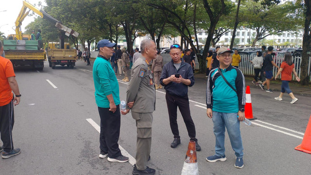 Wali Kota Pontianak, Edi Rusdi Kamtono saat memantau pembongkaran papan reklame di Jalan A.Yani. Foto: Dok. Prokopim Pemkot Pontianak