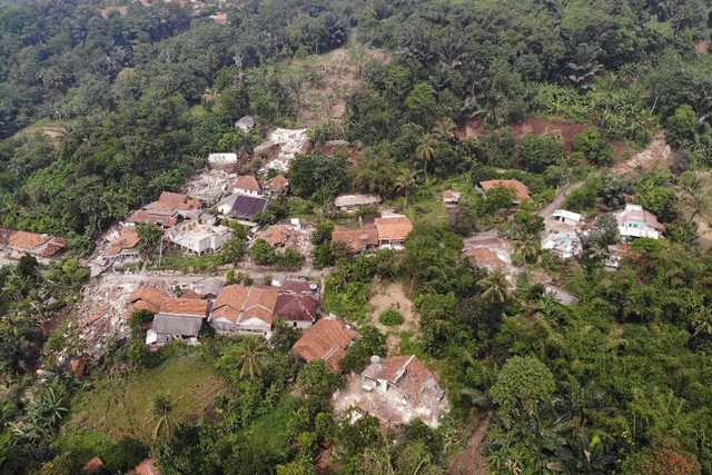 Foto udara lokasi pergerakan tanah di Desa Pasirmunjul, Kecamatan Sukatani, Kabupaten Purwakarta, Jawa Barat, pada Sabtu (14/6/2025). Foto: BPBD Kabupaten Purwakarta