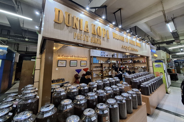 Toko Kawaki Roastery yang menjual biji kopi dan menyediakan kedai kopi di Pasar Santa, Jakarta Selatan. Foto: Argya D. Maheswara/kumparan 