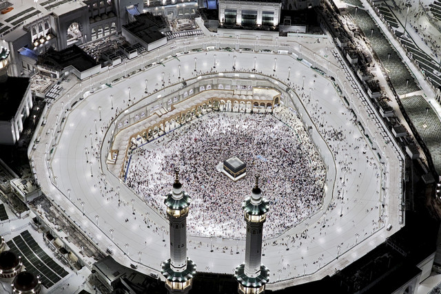 Jamaah haji dari berbagai negara melakukan Tawaf di Masjidil Haram, Makkah, Arab Saudi, Minggu (15/6/2025). Foto: Andika Wahyu/ANTARA FOTO