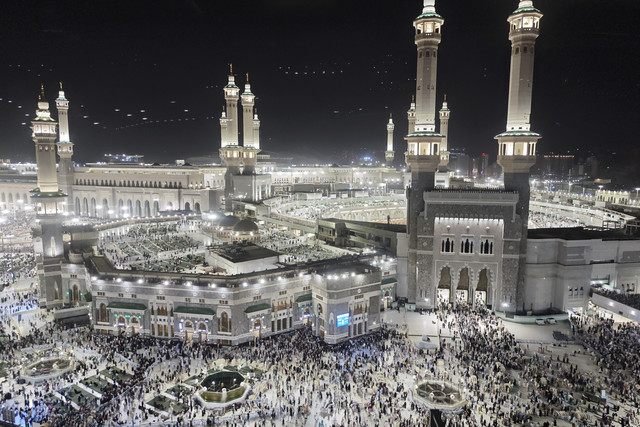 Jamaah haji dari berbagai negara memadati Masjidil Haram di Makkah, Arab Saudi, Minggu (15/6/2025). Foto: Andika Wahyu/ANTARA FOTO