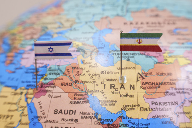 Ilustrasi peta Iran dan Israel. Foto: Shutterstock