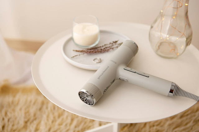 Apakah hotel menyediakan hair dryer? Foto hair dryer. Sumber: Unsplash/Andrea Donato