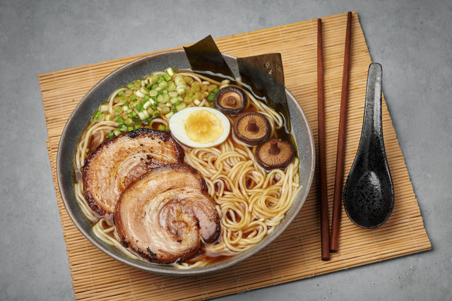 Ilustrasi ramen dengan daging babi. Foto: Shutterstock