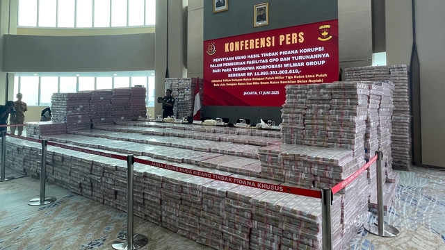 Kejagung RI memamerkan uang senilai Rp 2 triliun yang merupakan bagian penyitaan uang kasus korupsi pemberian fasilitas ekspor CPO sebesar Rp 11,8 triliun dari terdakwa korporasi Wilmar Group di Gedung Kejagung, Jakarta, Selasa (17/6/2025). Foto: Fadhil Pramudya/kumparan
