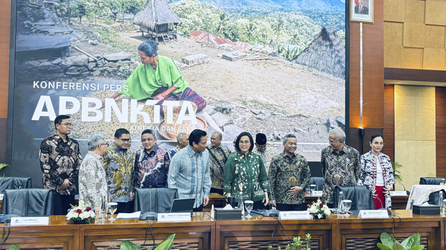 Menteri Keuangan Sri Mulyani dan jajarannya dalam konferensi pers APBN KiTa di kantornya, Selasa (17/6/2025). Foto: Ave Airiza Gunanto/kumparan
