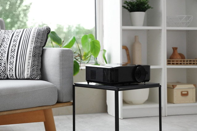 Ilustrasi menggunakan proyektor untuk berbagai kebutuhan. Foto: Pixel-Shot/Shutterstock