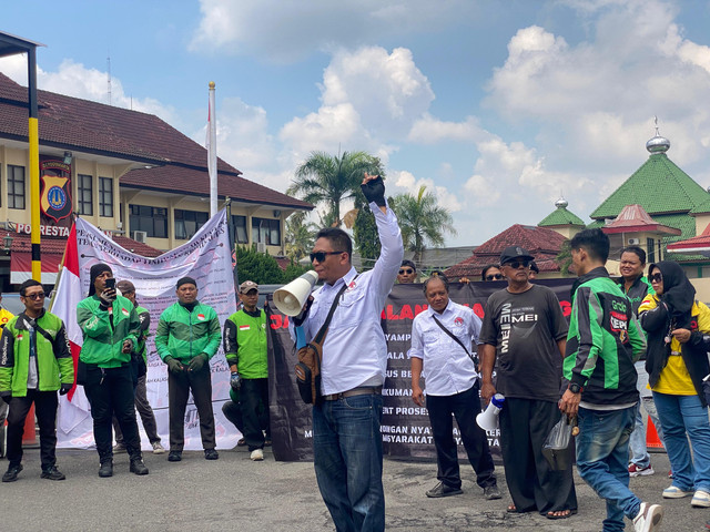 Aksi solidaritas Forum Ojol Yogyakarta Bersatu di Mapolresta Sleman, Selasa (17/6). Foto: Pandangan Jogja/Resti Damayanti
