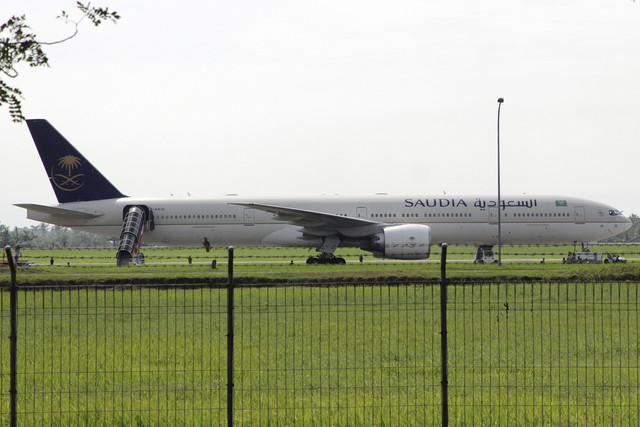 Pesawat Saudi Airlines nomor penerbangan SV-5276 berada di landasan usai mendarat darurat di Bandara Internasional Kualanamu, Kabupaten Deli Serdang, Sumatera Utara, Selasa (17/6/2025). Foto: Yudi Manar/ ANTARA FOTO