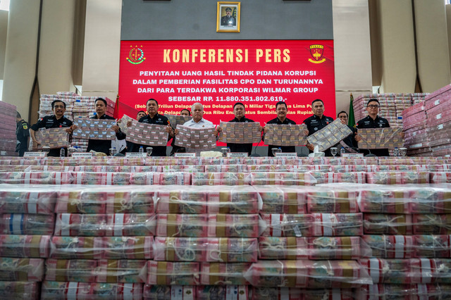Direktur Penyidikan Jampidsus Abdul Qohar bersama Kapuspenkum Harli Siregar dan dan sejumlah pejabat menunjukkan barang bukti uang sitaan saat konferensi pers kasus korupsi ekspor crude palm oil (CPO) di Kejagung, Jakarta, Selasa (17/6/2025). Foto: Bayu Pratama S/ANTARA FOTO