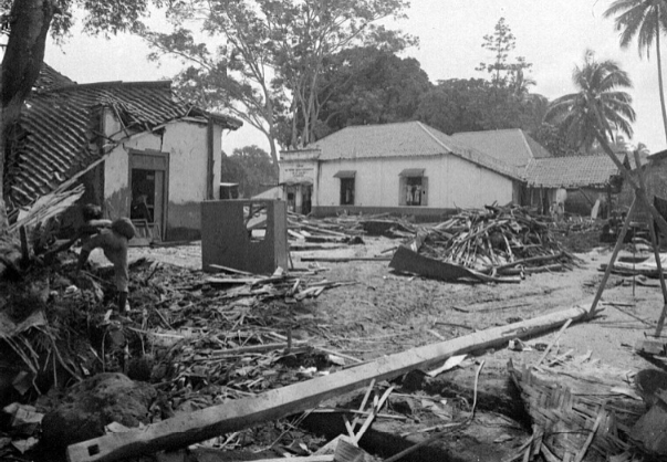 Kerusakan yang diakibatkan oleh erupsi Gunung Kelud tahun 1919 di daerah Blitar, Jawa Timur (Foto: National Museum van Wereldculturen)