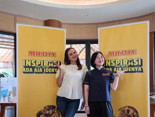 (Ki-ka) Donna Agnesia, Brand Ambassador MR.D.I.Y. Indonesia dan Ria Sutrisno, Head of Marketing MR.D.I.Y. Indonesia dalam acara peluncuran kampanye terbaru MR.D.I.Y. Indonesia yang bertajuk “Inspirasi buat yang Ada Aja Idenya”. Foto: dok, MR.D.I.Y. 
